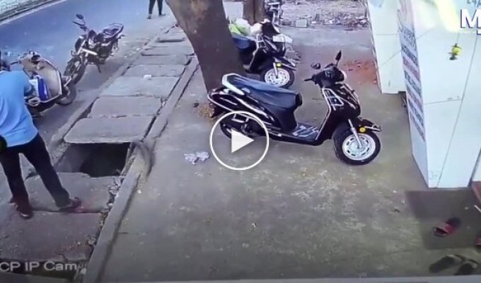 Мужчина провалился в яму, наступив на край плитки