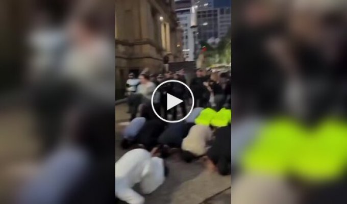 Sydney police broke up a Muslim street prayer