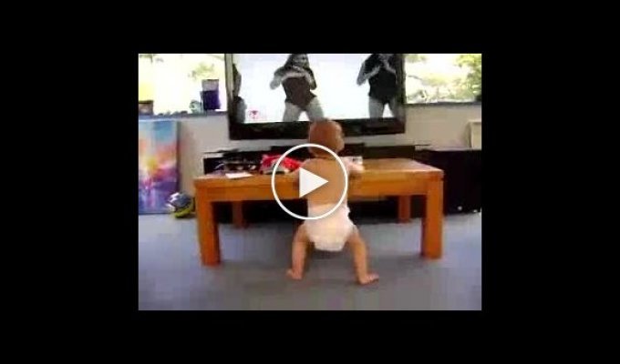 Маленький ребенок танцует под музычку
