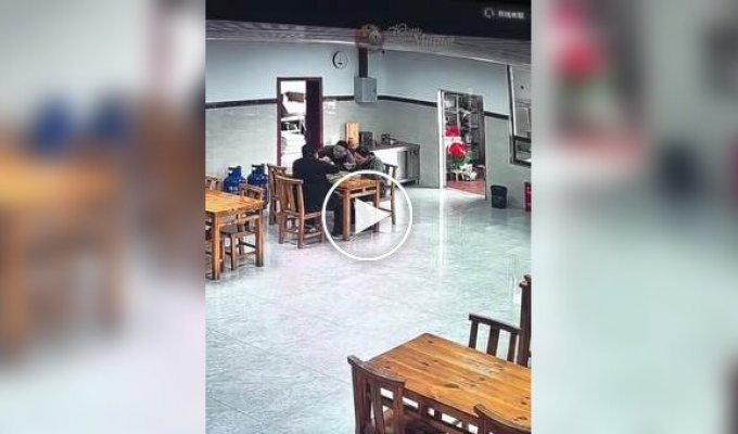 Полуголый незнакомец свалился с потолка в кафе