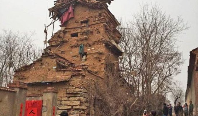 В Китае душевнобольной мужчина построил 7-этажную башню (4 фото)