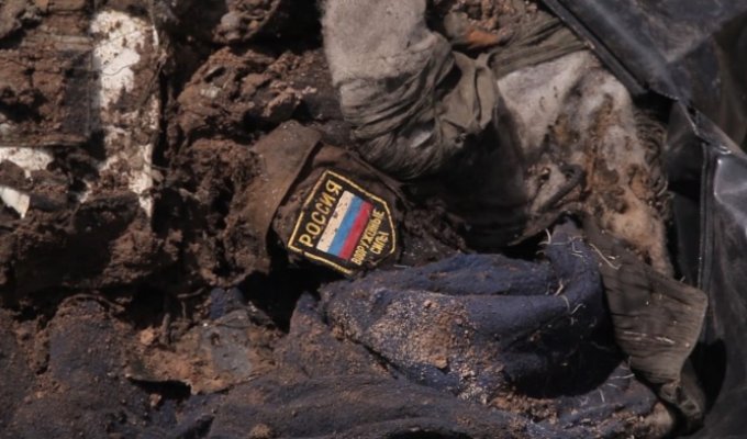 На Луганщине поисковики нашли захоронение российских военных (2 фото)