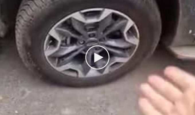 У деяких людей є труднощі із заміною гуми на машину 4х4