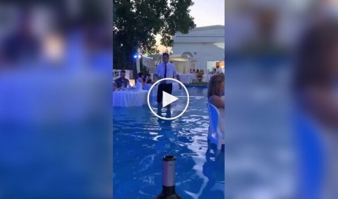 Ресторан в бассейне