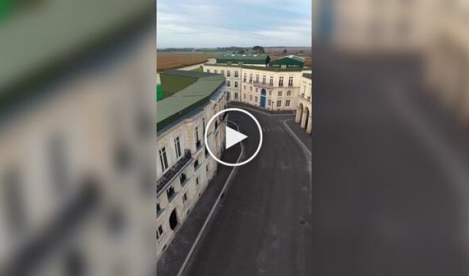 Підроблений Париж: у Франції побудували цілий паризький квартал для кінозйомок