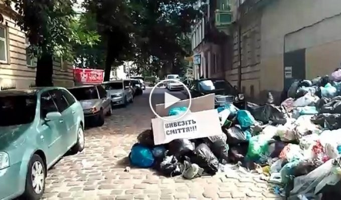 Как во Львове используя мусор перекрыли улицу Бандеры