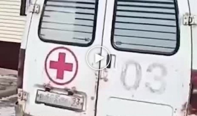 Жители станицы Ирклиевской в Краснодарском крае обсуждают дырявую машину скорой помощи