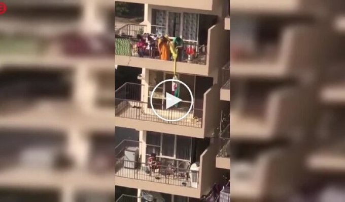 Мать опустила сына с 9-ого этажа, чтобы достать упавшую сари
