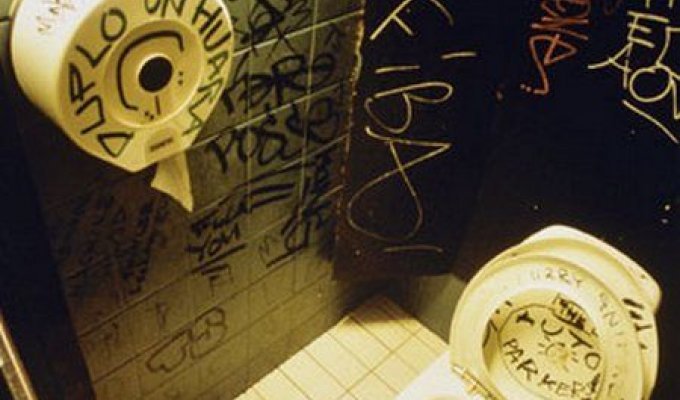 Что пишут на стенах в туалете (17 фото)