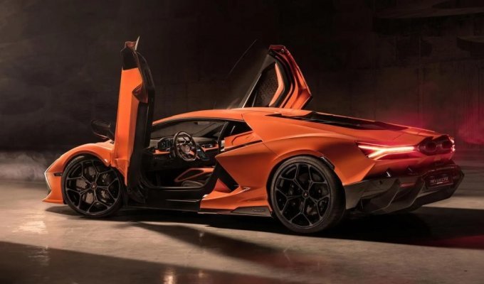 Lamborghini представила гиперкар Revuelto с мощностью 1015 л.с. (12 фото + 1 видео)