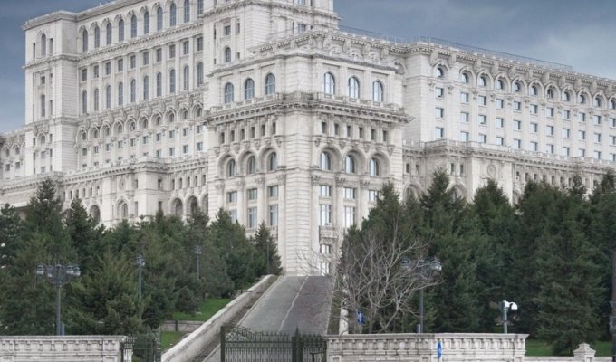 Дворец диктатора Чаушеску - гигант в Бухаресте (17 фото)