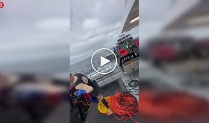 Unusual "fight" between fishing boats caught on video