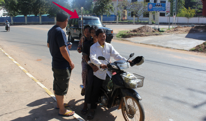 How people in Cambodia go crazy about IVs on a motorcycle (7 photos)