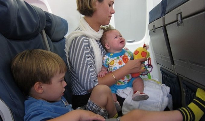 Мамы, младенцы и попутчики в самолете (5 фото)