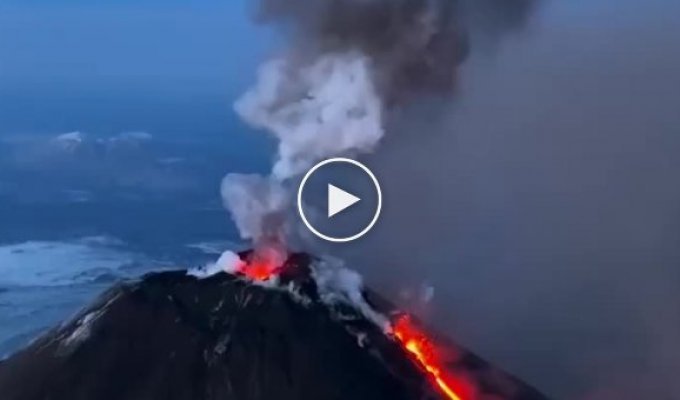 In Kamchatka, the Klyuchevskoy volcano began to erupt