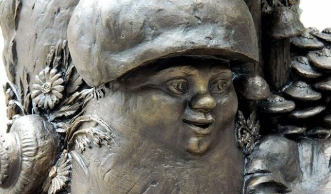 В Рязани установлен памятник «Грибам с глазами» (12 фото)