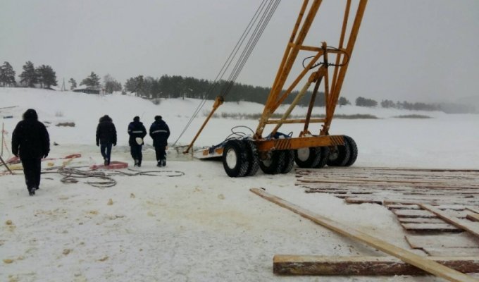 В Иркутской области при попытке достать бензовоз утопили автокран и трактор (4 фото)