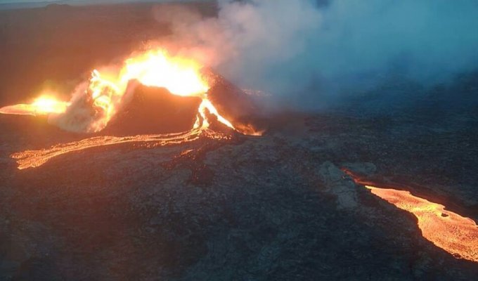Impressive footage of the collapse of the volcano crater in Iceland (5 photos + 1 video)
