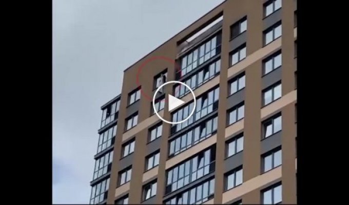 В Екатеринбурге 11-летняя девочка вылезла на карниз 17-го этажа, чтобы спастись от пожара