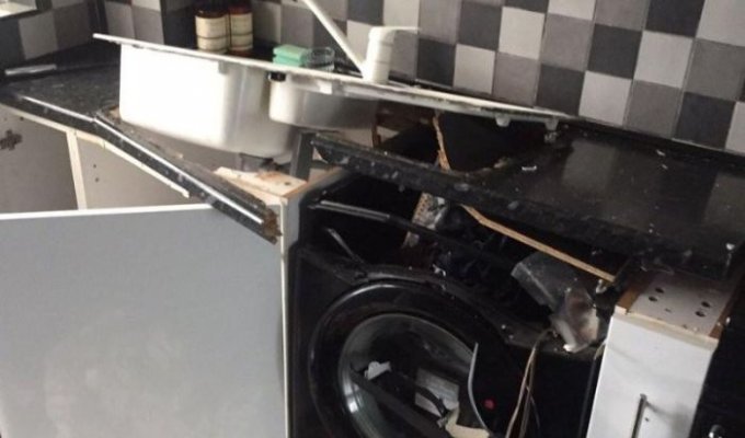 Чудовищные последствия взрыва стиральной машины (4 фото)