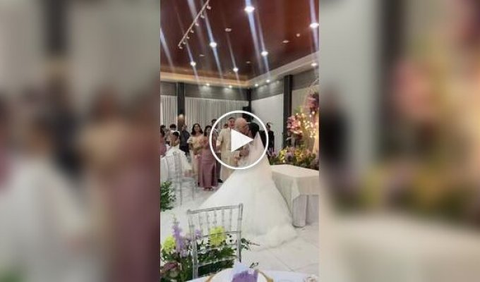 Во время свадебного поцелуя лицо невесты сказало больше, чем слова