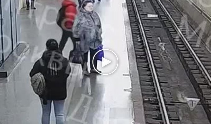 В московском метро мужчина столкнул подростка под поезд