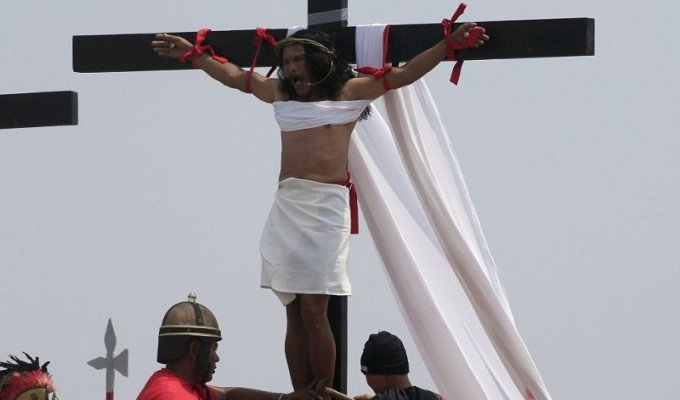 Филиппинцев прибили к крестам в честь наступающей пасхальной недели (15 фото)