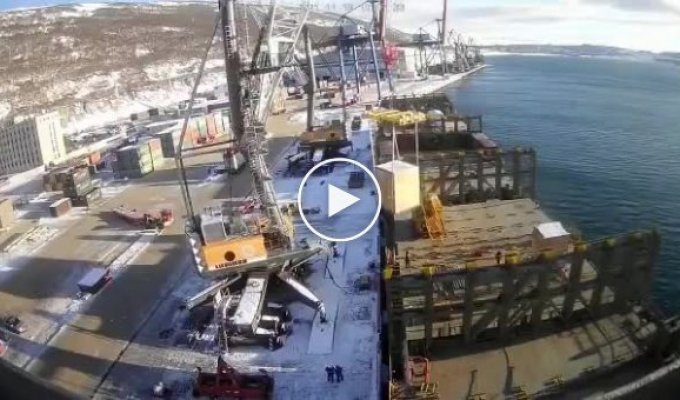 В магаданском морском порту уронили ценный груз стоимостью более 100 млн рублей