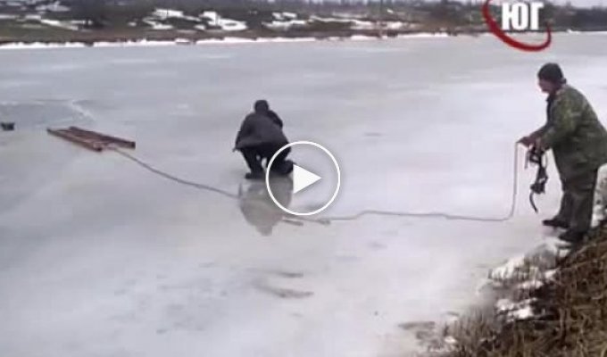 Спасение провалившейся под лёд собаки