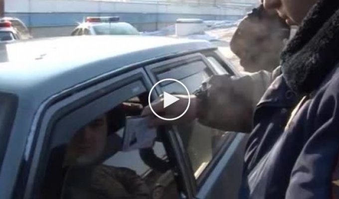 В Кемерове водитель протащил инспектора несколько метров