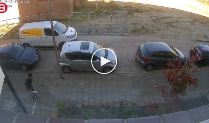 Сотрудник службы доставки пытался забросить посылку на балкон