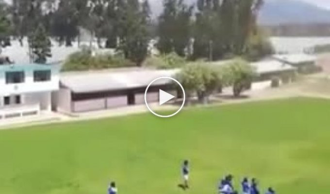 Торнадо прервал футбольный матч эквадорских школьников