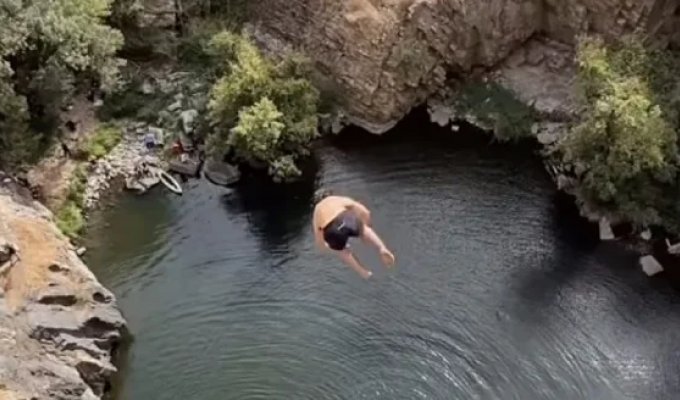 Французский экстремал побил мировой рекорд по смертельным прыжкам в воду (2 фото + 1 видео)