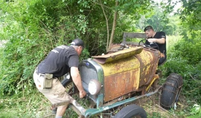 91-летний трактор Ford, простоявший в зарослях 8 лет, впервые отправился на мойку (3 фото + 1 видео)