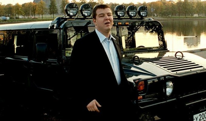 Какой актер играл человека, стоящего около машины, в популярном фильме 90-х годов: "Брат 2"? (5 фото)