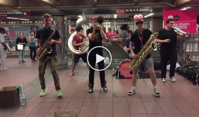 Замечательное выступление музыкальной группы Lucky Chops в метро Нью-Йорка 
