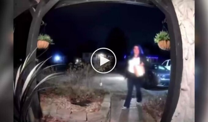 Женщина-курьер приправила еду клиента из перцового баллончика