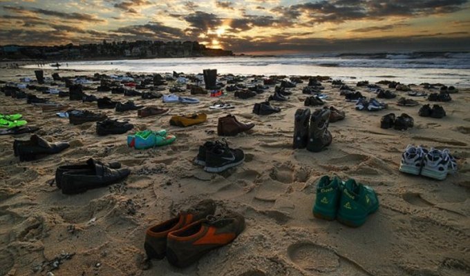 Памятник самоубийцам - 191 пара обуви на австралийском пляже (4 фото)