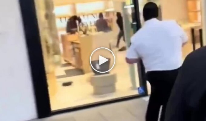 American security guards film lawbreakers on their cell phones during thefts