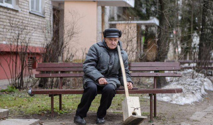 Дедушка со скворечниками из Минска стал героем соцсетей (3 фото)