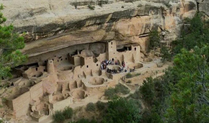 Скальный дворец: 150 комнат под одной нависающей скалой (3 фото)