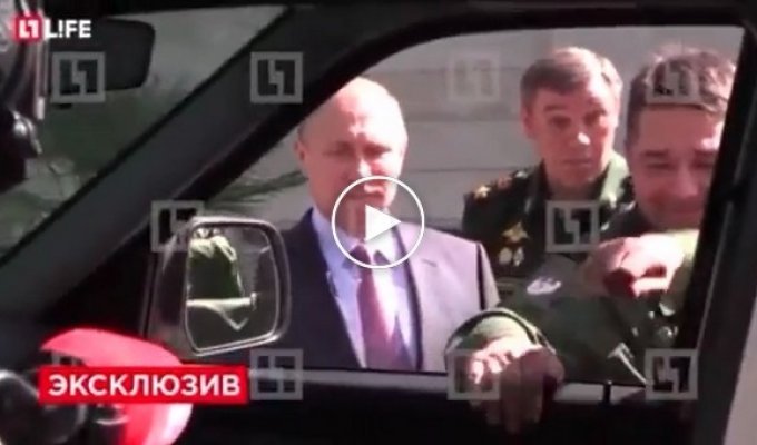 Во время экскурсии для Путина генерал оторвал ручку внедорожника УАЗ