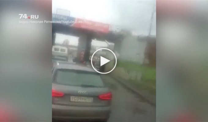 Две девушки на машине забились под мостом