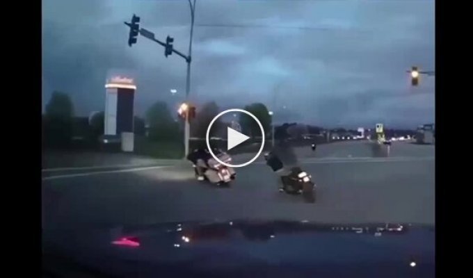 Экстремал чудом проскочил между мотоциклистами