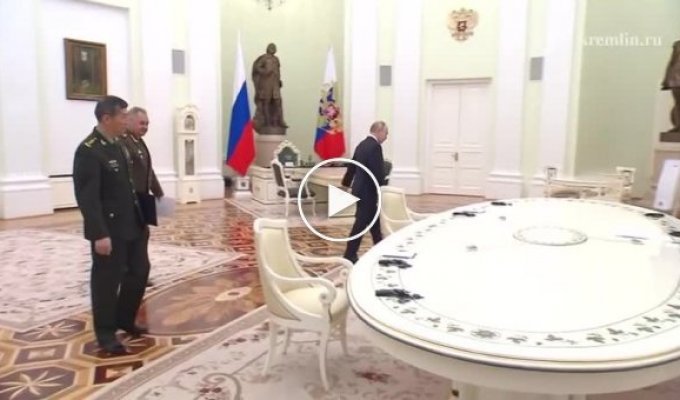 Путін зустрівся з міністром оборони Китаю Лі Шанфу в Москві