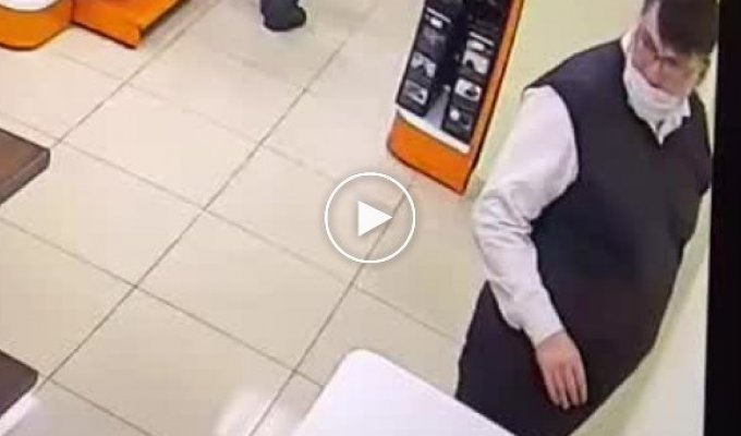 Любопытный парень засунул ножницы в розетку в магазине