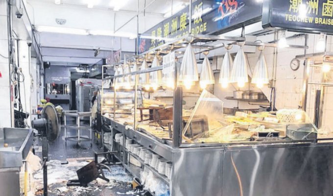 В Сингапуре недовольные выставленным счетом посетители разгромили ресторан