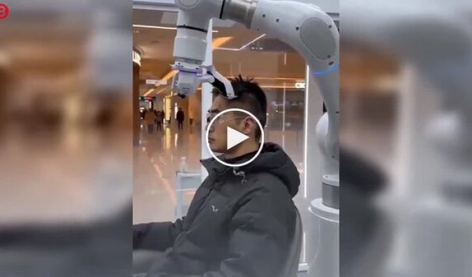 Роботи в Китаї вже самостійно стрижуть людей