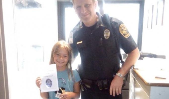 Полицейские вернули девочке плюшевого щенка и подарили книжку о его приключениях (12 фото)