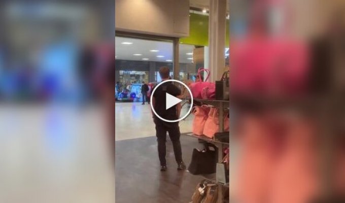 Когда не дали уйти: вор разбил сканеры и сцепился с охраной